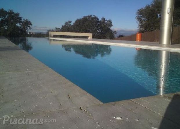 Piscina con terraza