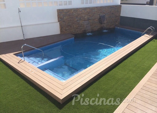 Piscina Proteo con madera sintética y césped artificial 