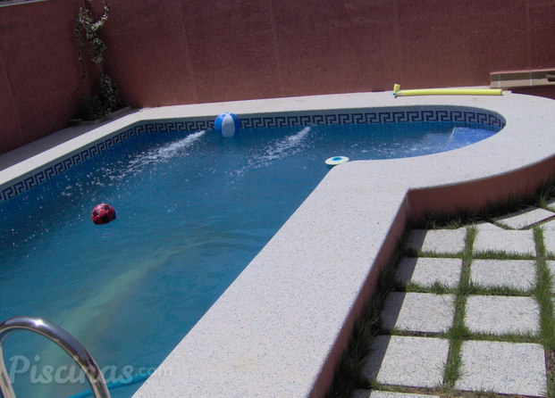 Piscina con escalera romana