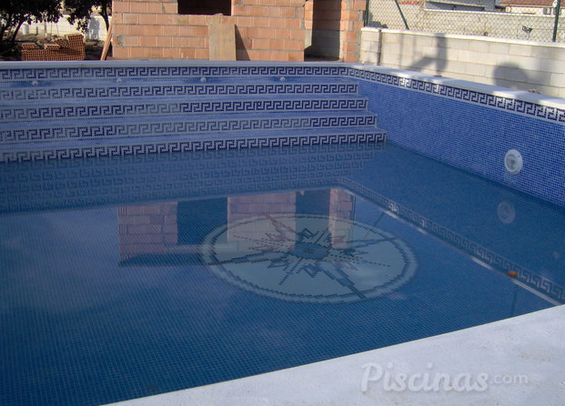 Piscina con escalera romana lateral