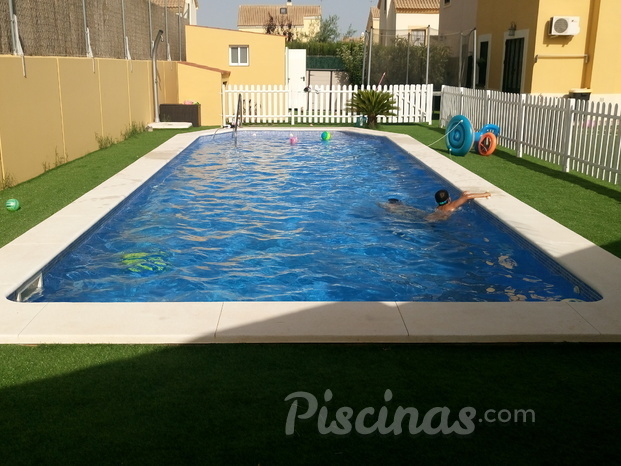 Piscina de hormigón proyectado con gresite azul 