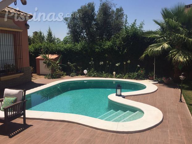 Piscina con escalera de obra y gresite 