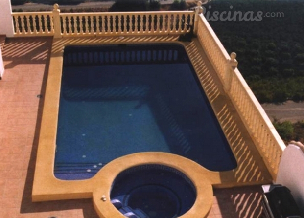 Piscina con jacuzzi