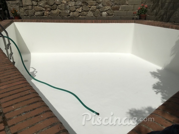 REHABILITACIÓN DE PISCINA COLOR BLANCO