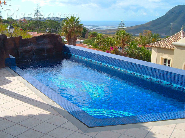 Piscina de gresite con cascada de roca artificial 