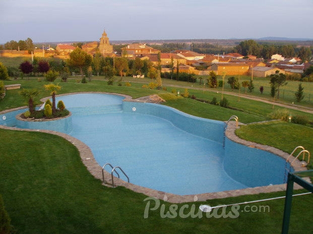 Piscina privada con isla