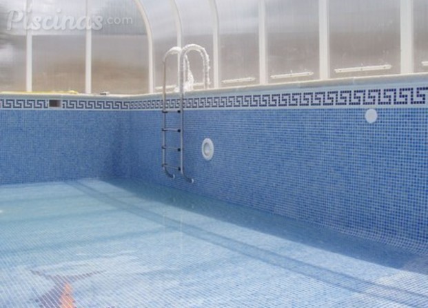 Piscina privada cubierta