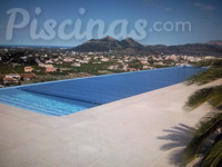 Piscina con efecto infinito