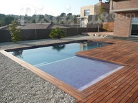 Piscina con forma de L y en madera