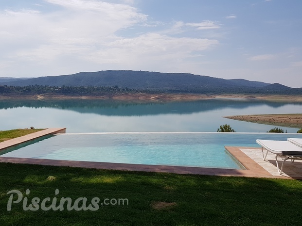 Piscina desbordante en embalse de Entrepeñas