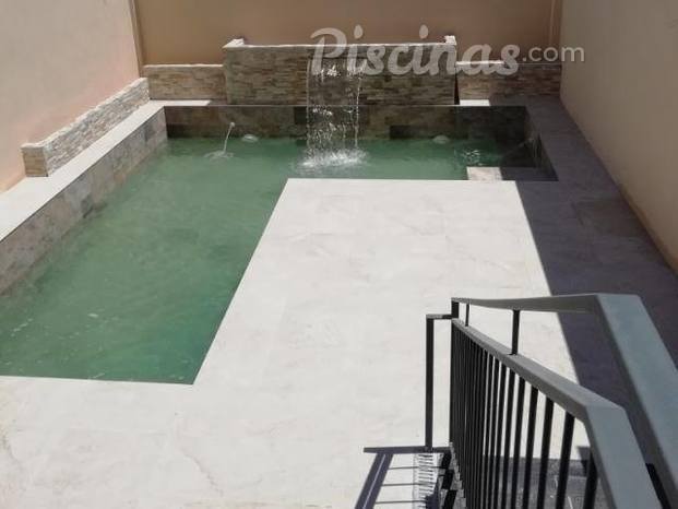 Piscina con cascada