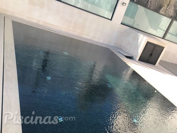 Piscina desbordante 