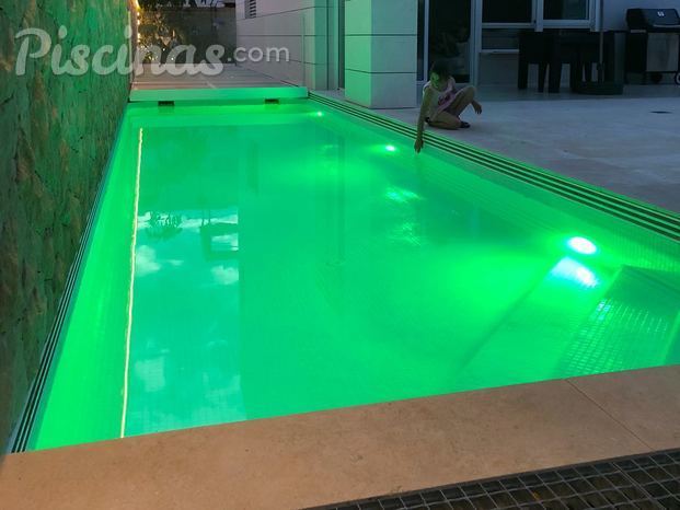 Iluminación Led en piscina controlada por el móvil 
