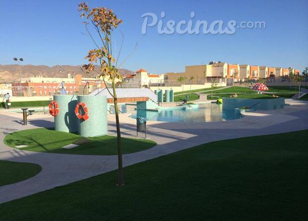 Césped artificial modelo URBAN en piscina municipal de Viator, piscina realizada por Proteo