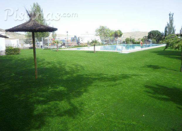 Piscina y césped artificial modelo almeria en Hueneja