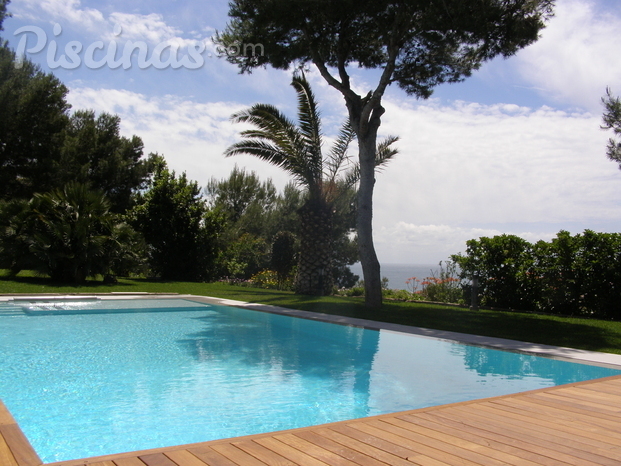 Piscina desbordante con cama hidromasaje