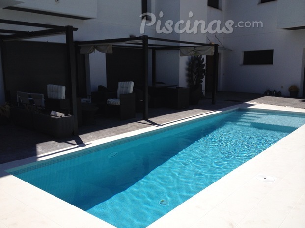 Piscina rectangular con zona playa