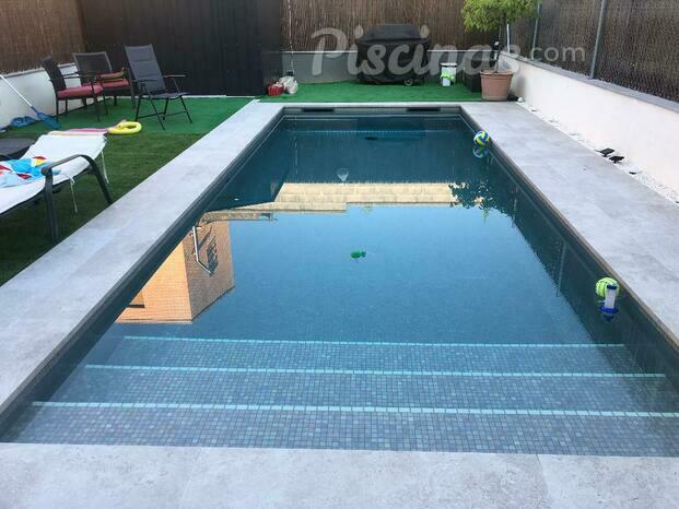 Piscina gresite y porcelanico