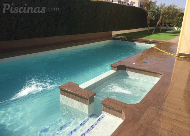 Piscina con jacuzzi