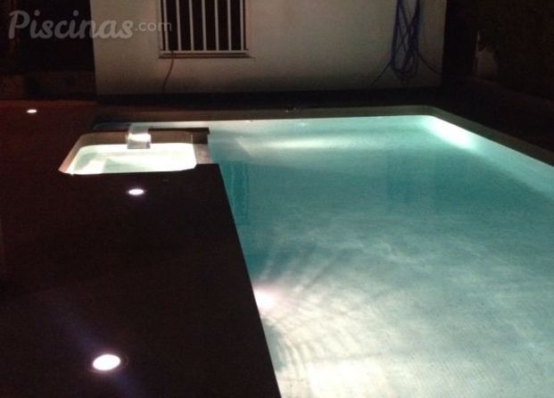 Piscina con jacuzzi