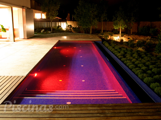 Piscina con iluminación LED