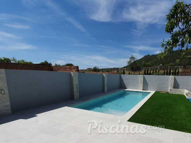 Piscina con azulejo blanco