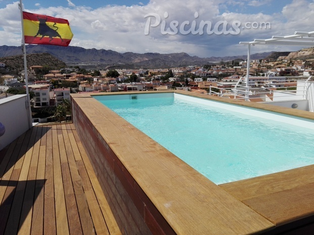 Piscina prefabricada en ático