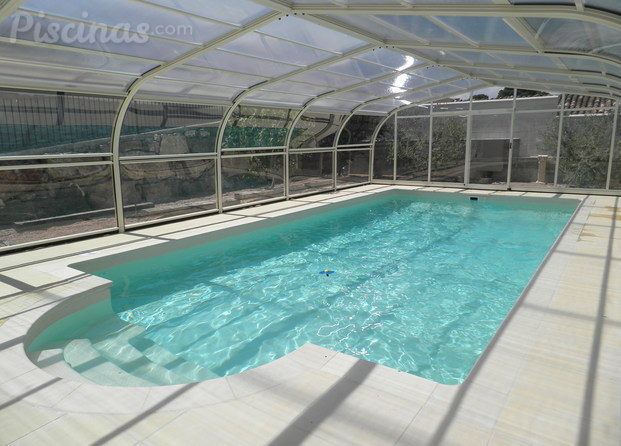 Piscina 10 x 5 m. Interior cubierta fija practicable.