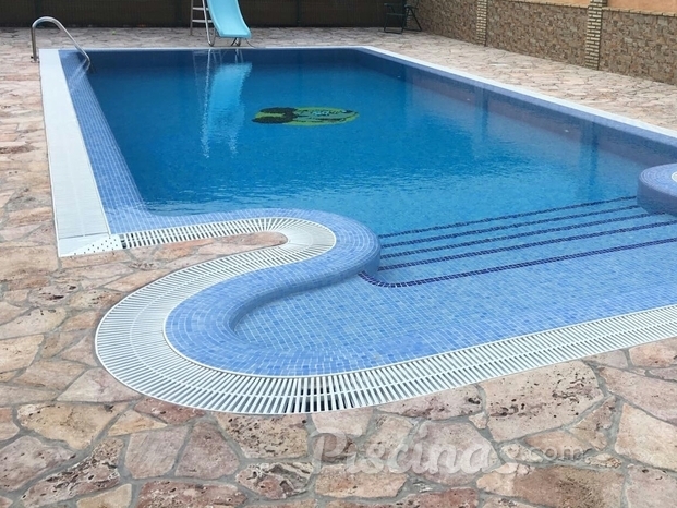 Piscina rectangular, escalera ovalada y bordillo desbordante