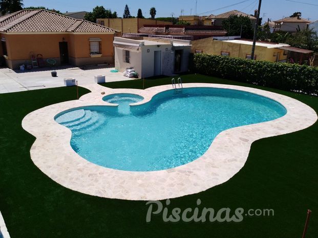 Piscina de forma irregular con jacuzzy