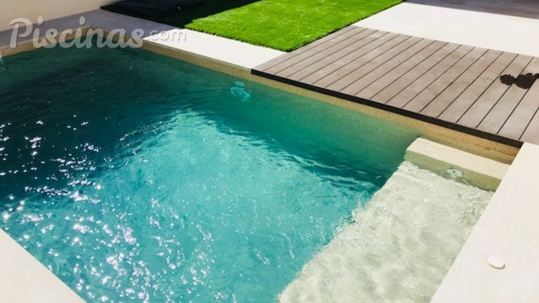 Piscina minimalista en vivienda Unifamiliar.