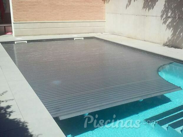 Piscina con cubierta automática