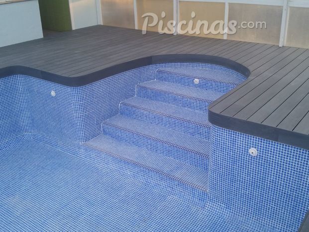 PISCINA CON ESCALERA INTERIOR Y TERMINACIÓN EN MADERA TECNOLÓGICA.jpg