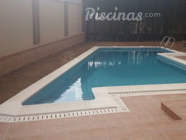 PISCINA IRREGULAR CON REBOSADERO.jpg