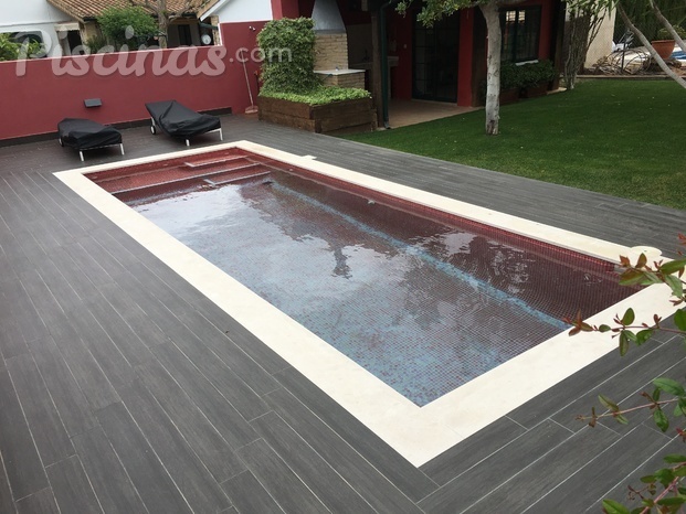 PISCINA REVESTIMIENTO ROJO