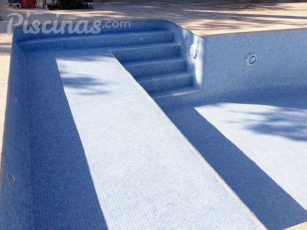 Piscina con zona de playa para los más peques