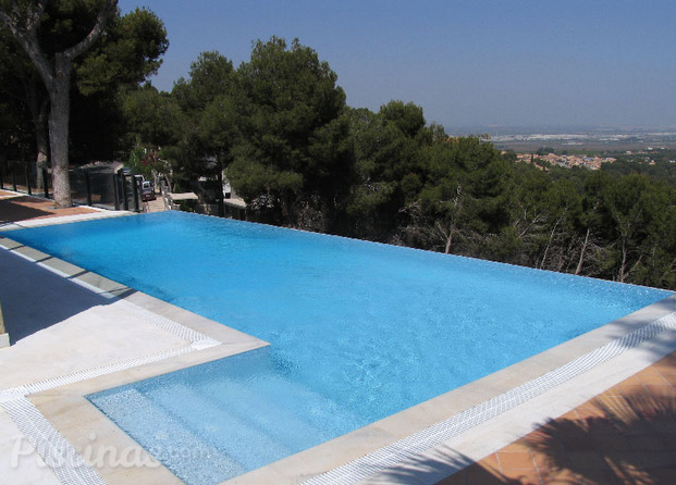 Piscina con efecto infinito