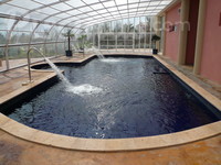 Piscina climatizada con chorros