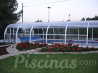 Piscina cubierta con cobertor y enrrolla