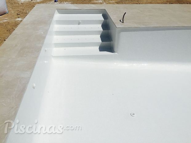 Piscina con gresite blanco.