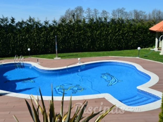 Piscina de obra forma irregular.