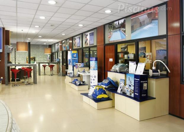 Interior tienda piscines DOME