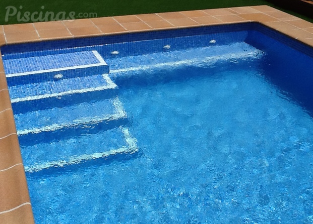 Piscina 6 x 3 con escalera y banco