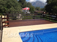 Piscina con terraza elevada