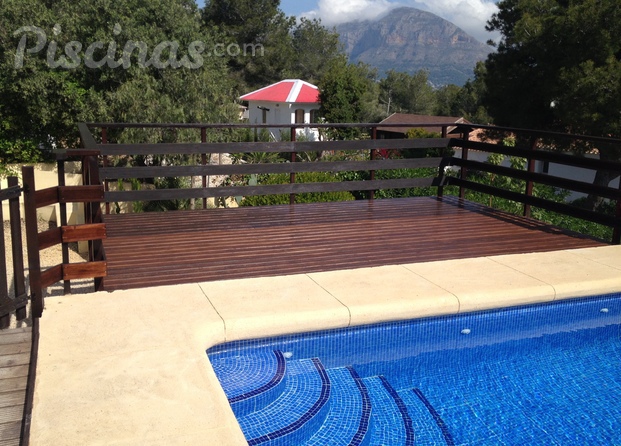 Piscina con terraza elevada