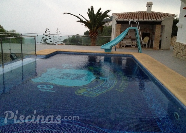 Piscina con sinfin, degradados de color y barandilla de inox y cristal