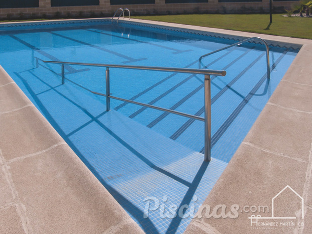 Piscina tradicional con rampa