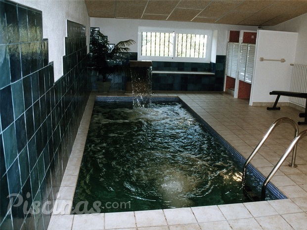 Piscina interior con control ambiental de temperatura y humedad