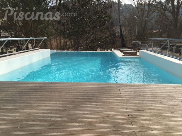 Piscina Desbordante con coronación en Madera