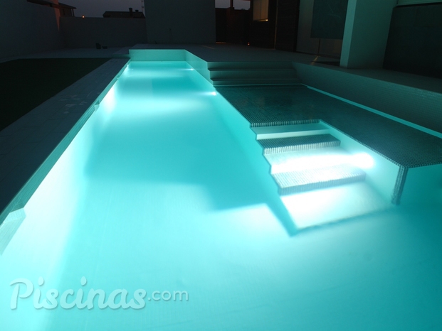 Iluminación del vaso de la piscina